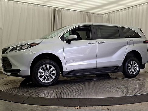 Used 2024 Toyota Sienna LE FWD image 4