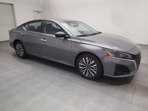 Used 2025 Nissan Altima 2.5 SV FWD image 11