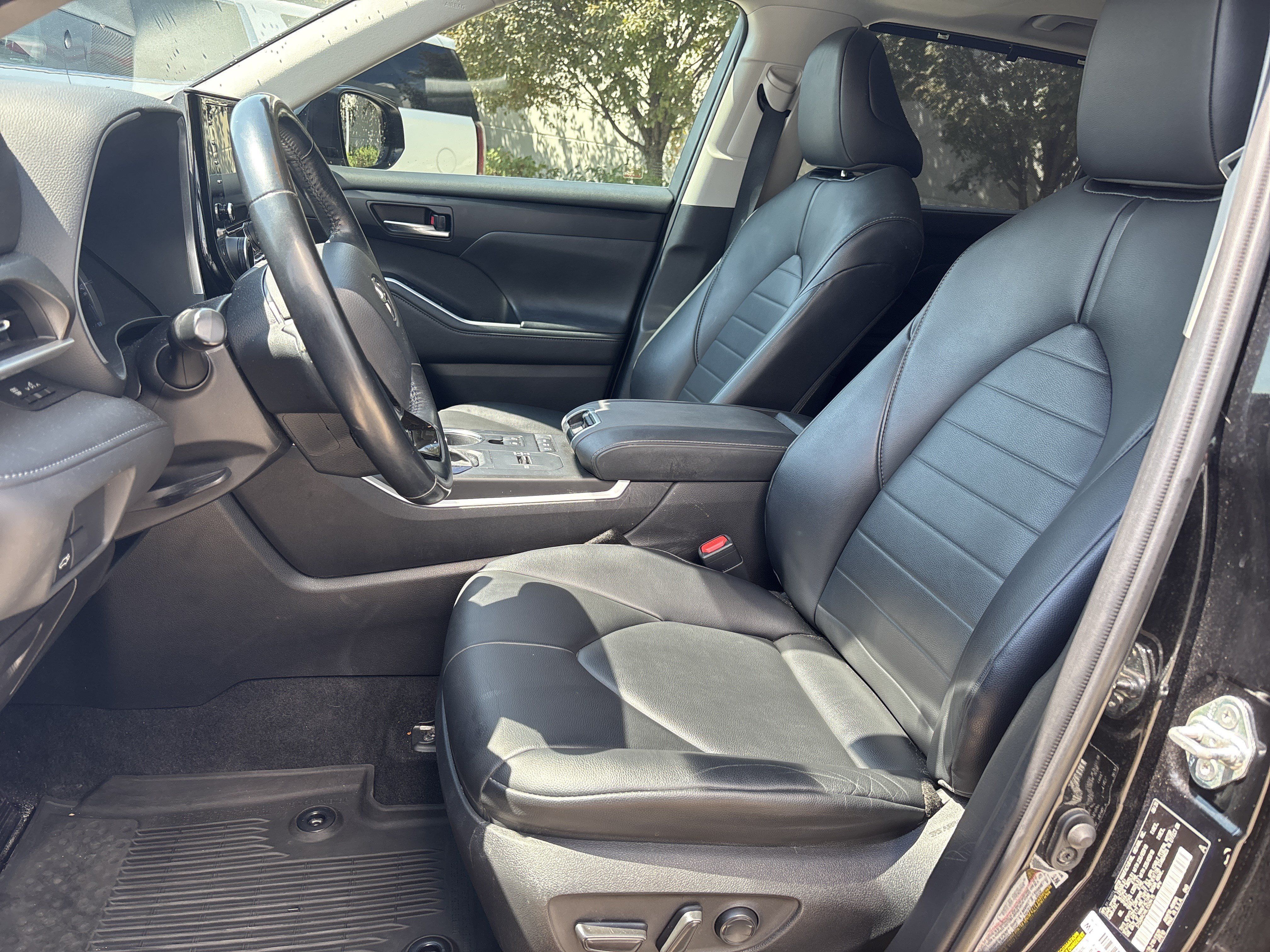 Used 2020 Toyota Highlander XLE AWD/4WD image 15