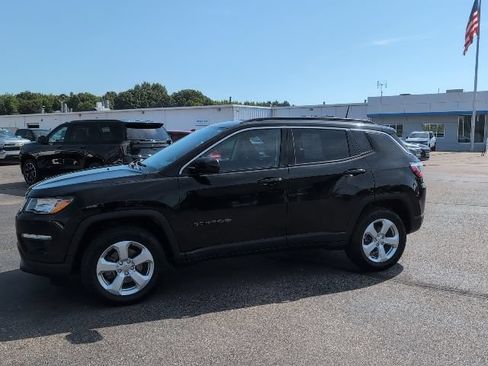 Used 2018 Jeep Compass Latitude w/ Cold Weather Group AWD/4WD image 3