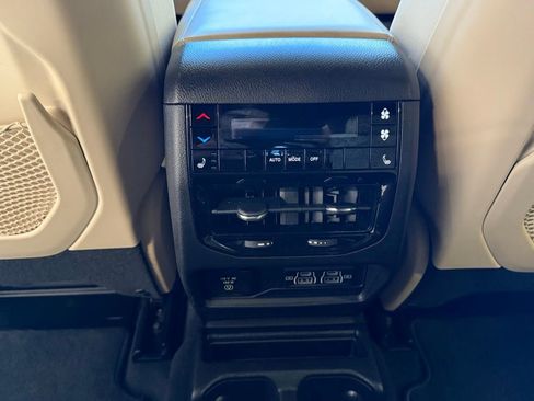 Used 2025 Jeep Grand Cherokee L Limited w/ MOPAR Finishing Package image 18