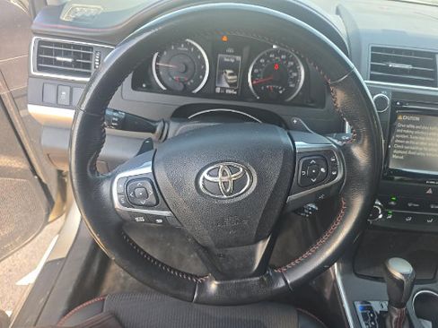 Used 2016 Toyota Camry SE w/ Moonroof Package FWD image 5