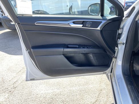Used 2018 Ford Fusion SE w/ Equipment Group 602A FWD image 16