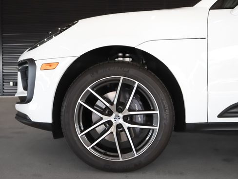 Certified 2025 Porsche Macan image 13