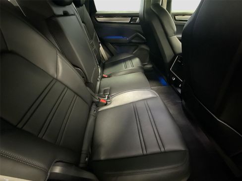 Used 2022 Porsche Cayenne Platinum Edition image 29