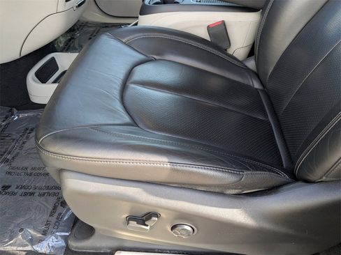 Used 2022 Chrysler Pacifica Touring-L image 22