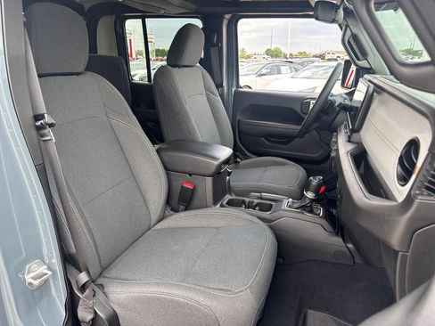 Used 2025 Jeep Gladiator Sport AWD/4WD image 10