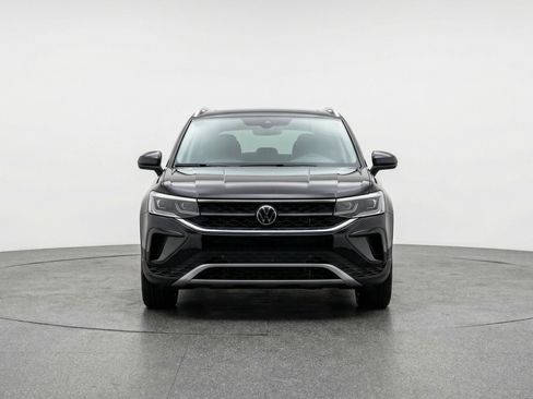 Used 2025 Volkswagen Taos SE image 2