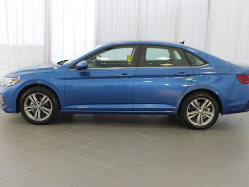 Used 2022 Volkswagen Jetta SE image 2
