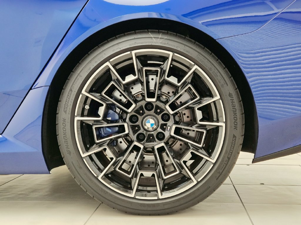 Used 2025 BMW M5 w/ Carbon Package AWD/4WD image 14