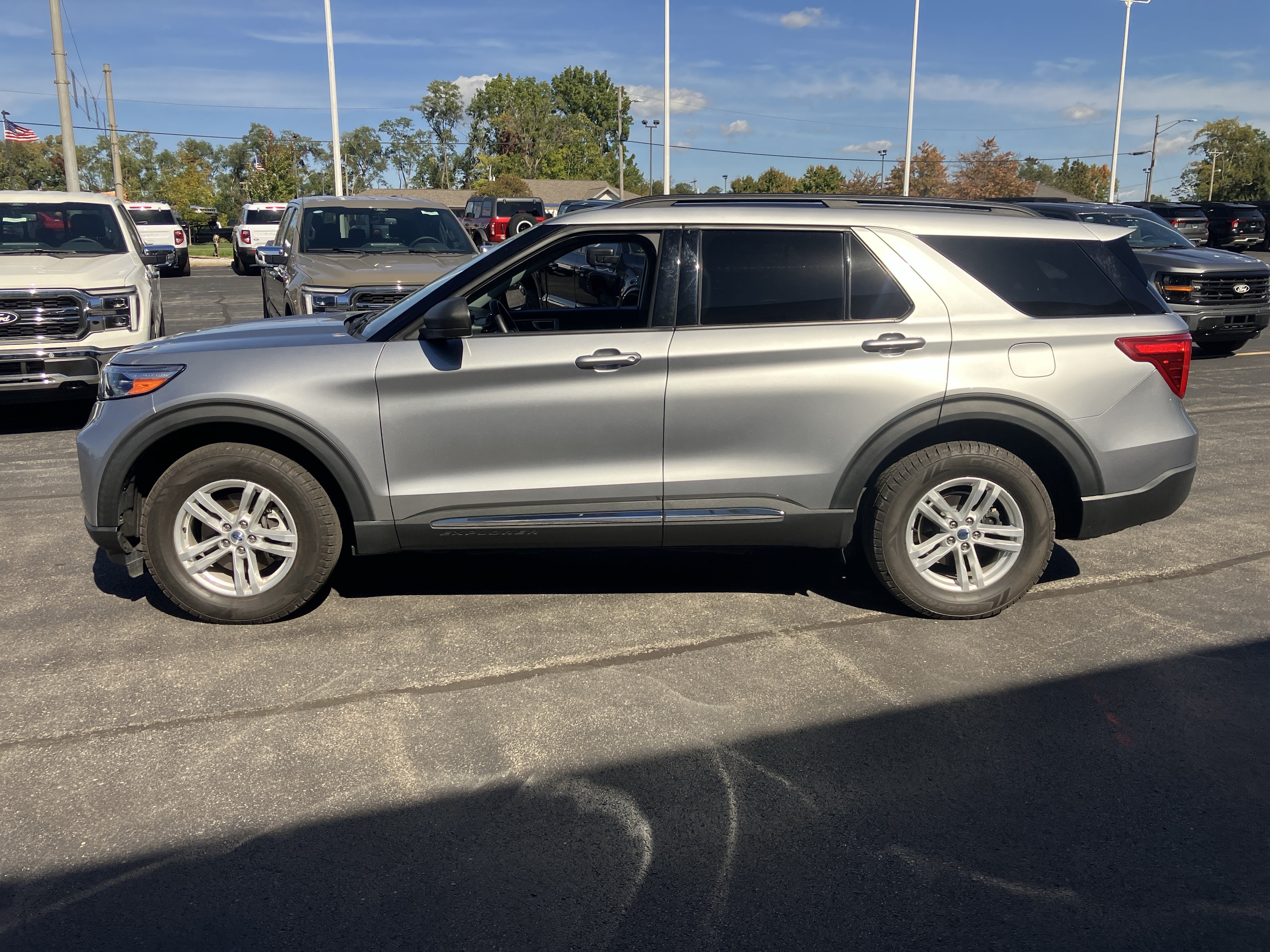 Used 2021 Ford Explorer XLT w/ Equipment Group 202A AWD/4WD image 8
