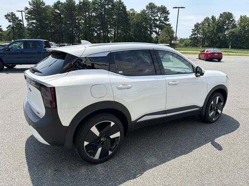 Used 2025 Nissan Kicks SR w/ Interior Electronics Package FWD image 10