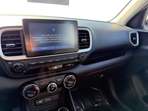 Certified 2022 Hyundai Venue SE image 12