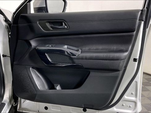 Used 2024 Nissan Pathfinder SV image 25