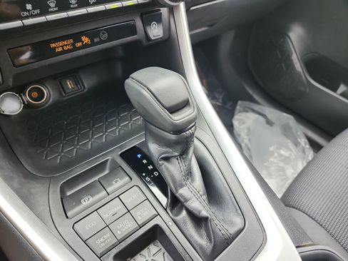 Used 2020 Toyota RAV4 LE w/ All Weather Liner Package AWD/4WD image 21