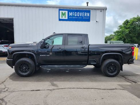 Used 2024 Chevrolet Silverado 2500 ZR2 w/ Technology Package AWD/4WD image 2