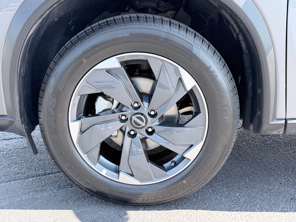 Used 2025 Nissan Rogue SV FWD image 34