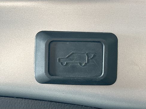 Used 2019 Toyota RAV4 Limited image 32