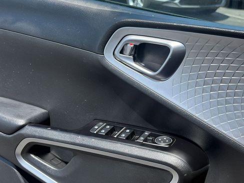Used 2025 Kia Soul LX w/ LX Technology Package FWD image 18