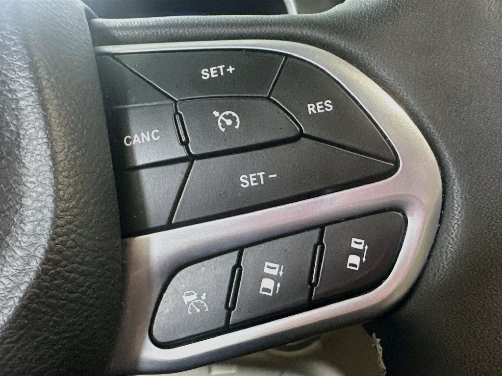 Used 2024 Chrysler Pacifica Touring-L FWD image 26