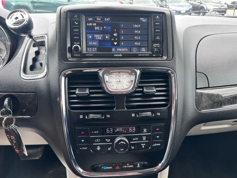 Used 2016 Chrysler Town & Country Limited Platinum FWD image 25
