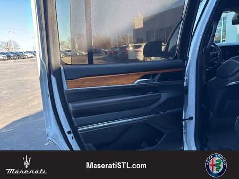 Used 2022 Jeep Grand Wagoneer Series III image 17