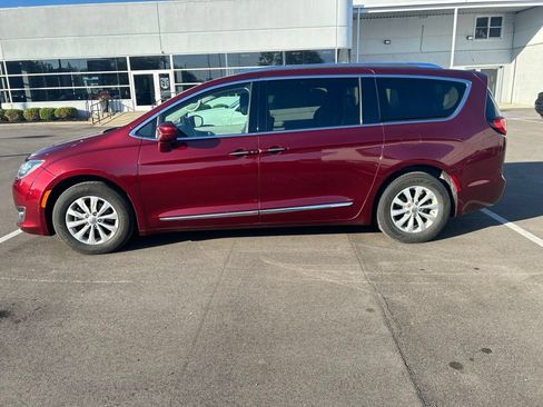 Used 2018 Chrysler Pacifica Touring-L Plus FWD image 8