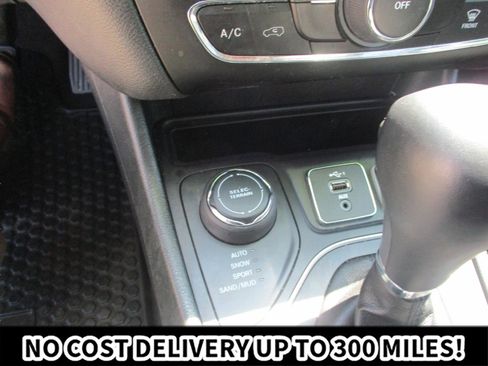 Used 2019 Jeep Cherokee Latitude Plus w/ Cold Weather Group AWD/4WD image 19