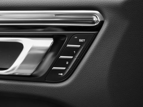 Certified 2025 Porsche Macan image 24