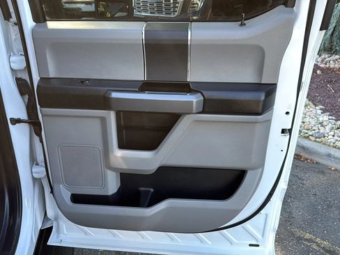 Used 2019 Ford F550 4x4 Crew Cab Super Duty w/ XLT Value Package image 17