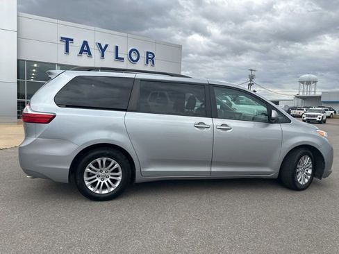 Used 2015 Toyota Sienna XLE w/ XLE Navigation Package image 16