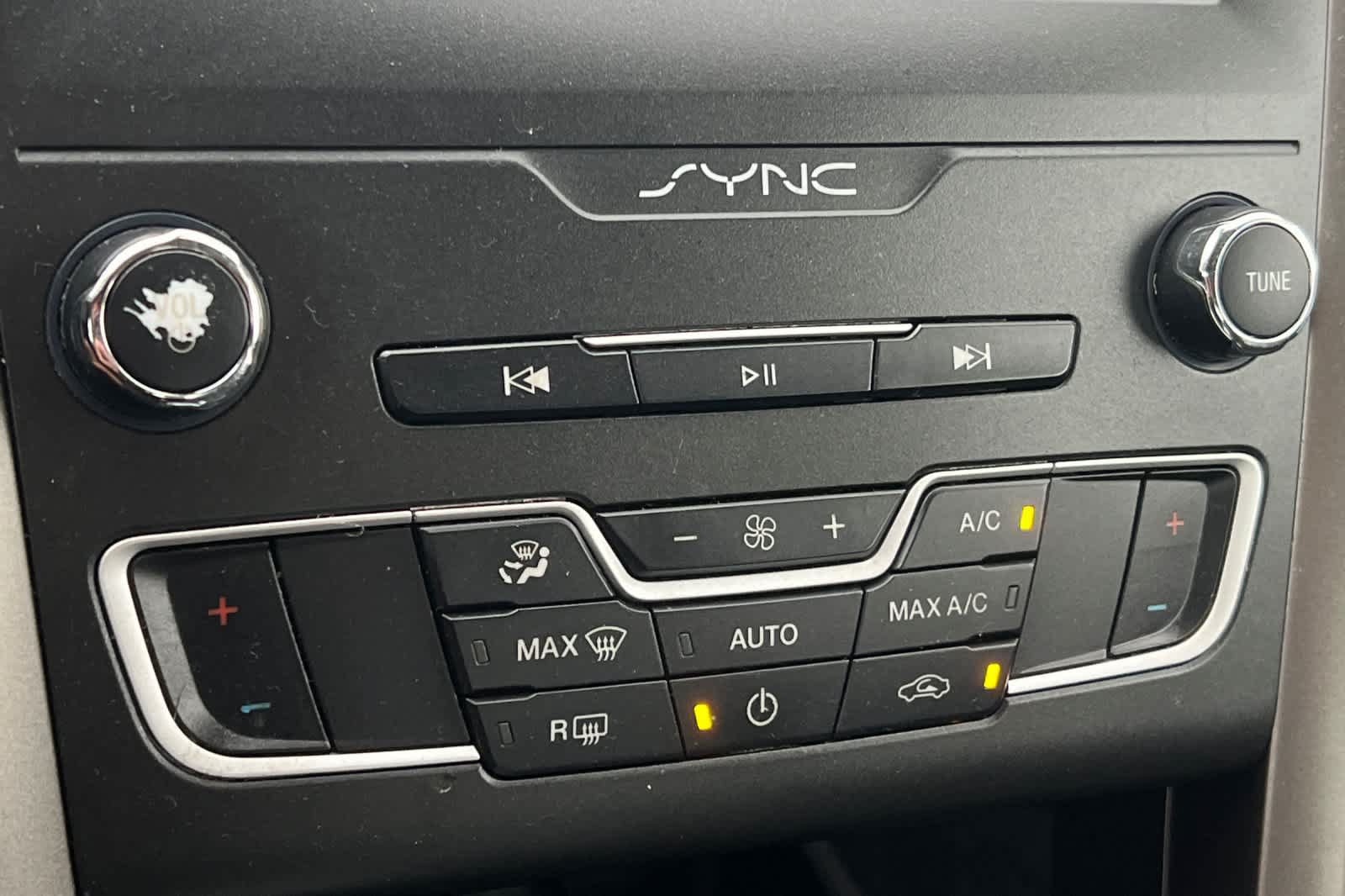 Used 2020 Ford Fusion SE FWD image 21
