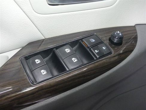 Used 2016 Toyota Sienna XLE w/ XLE Navigation Package FWD image 20