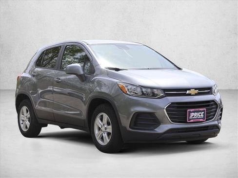 Used 2020 Chevrolet Trax LS w/ Tint and Cruise Package FWD image 3