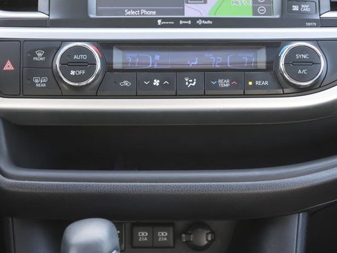 Used 2018 Toyota Highlander SE image 22