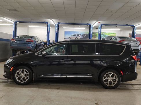 Used 2019 Chrysler Pacifica Limited image 30