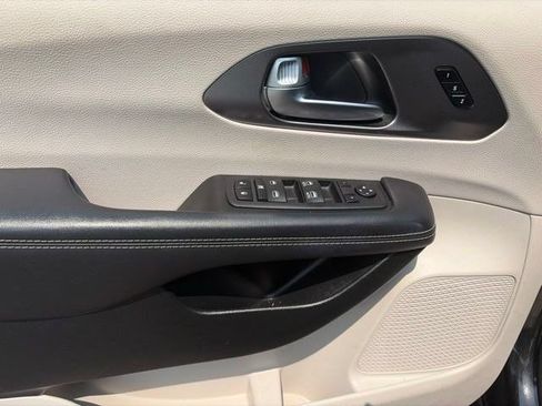Used 2023 Chrysler Pacifica Touring-L FWD image 13