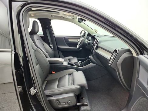 Certified 2025 Volvo XC40 B5 Plus AWD/4WD image 18