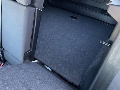 Used 2024 Volvo XC40 B5 Core image 16