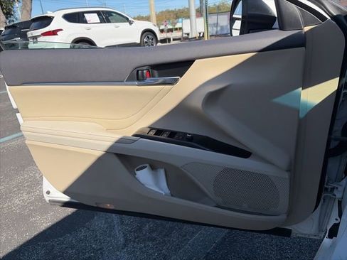 Used 2018 Toyota Camry XLE image 8