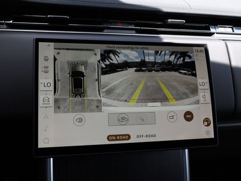 Used 2025 Land Rover Range Rover SE AWD/4WD image 35