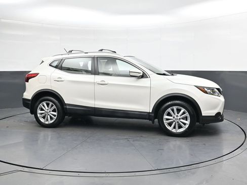 Used 2018 Nissan Rogue Sport SV image 3