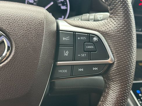 Used 2023 Toyota Sienna Platinum FWD image 34