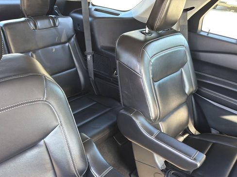 Used 2022 Ford Explorer XLT w/ Equipment Group 202A AWD/4WD image 35