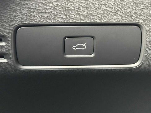 Used 2025 Volvo XC40 B5 Core w/ Climate Package image 32