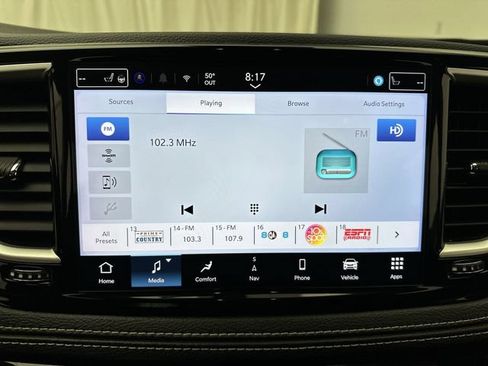 Used 2024 Chrysler Pacifica Limited FWD image 16
