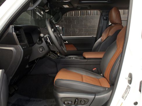 Used 2024 Lexus GX 550 w/ Cold Area Package AWD/4WD image 40