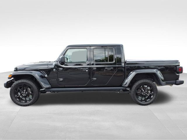 Used 2025 Jeep Gladiator Sport AWD/4WD image 3
