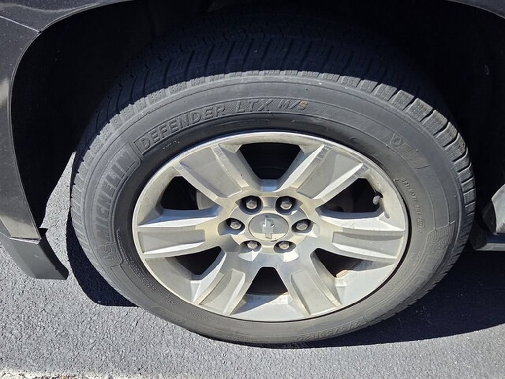 Used 2015 Chevrolet Suburban LTZ RWD image 2