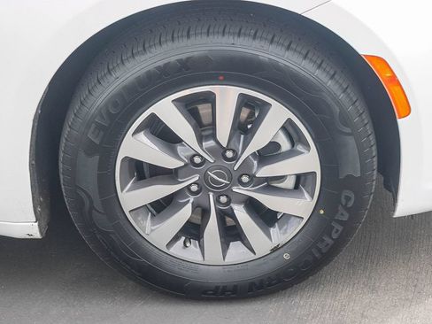 Used 2023 Chrysler Pacifica Touring-L FWD image 10